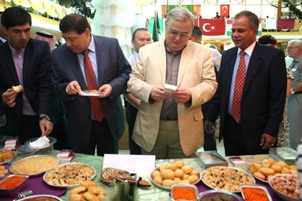 حضور دکتر شعردوست در جشنواره خیریه غذاهای سنتی ملل و بازدید ایشان از غرفه ایران و غرفه غذاهای سایر..